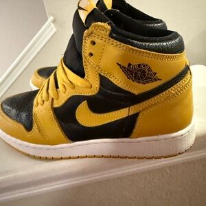 Nike Air Jordan 1 Retro High OG Shoes Youth Size 5Y